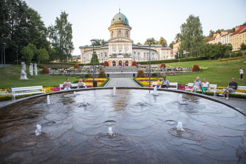 Hotel Alhambra Lądek-Zdrój Kültér fotó